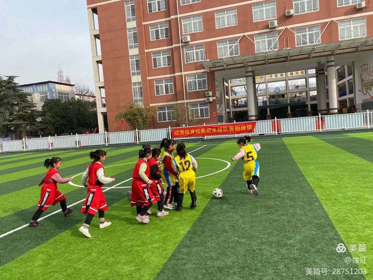 足球比赛小学足球联赛,足球少年展英姿