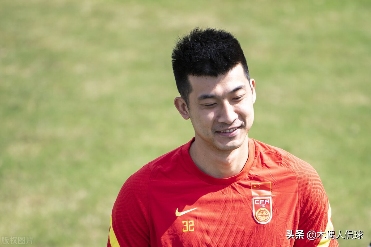 王大雷坐替补席为何被红牌罚下，原因何在？不满裁判或是表象