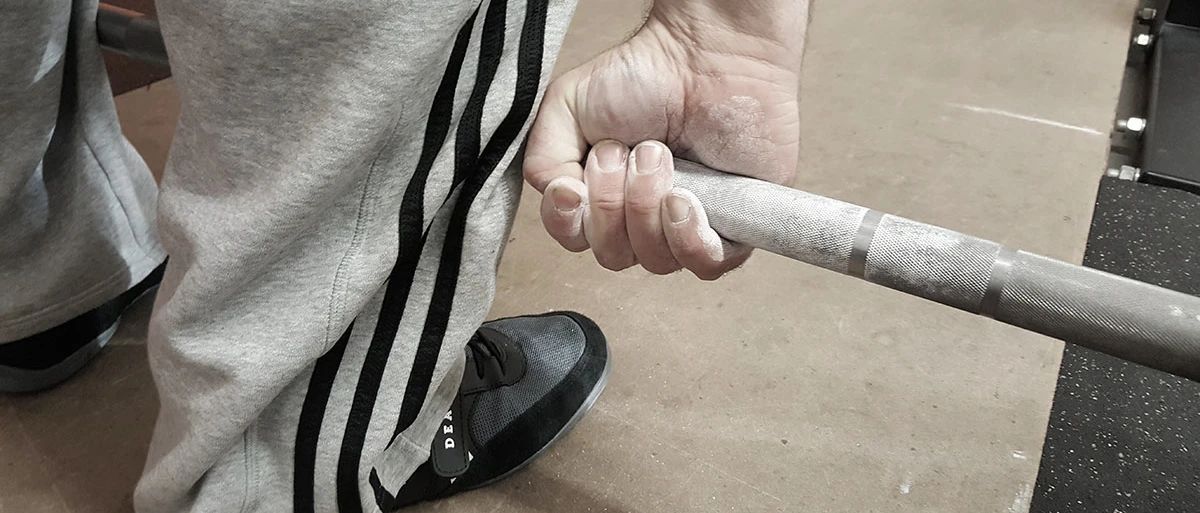 硬拉一前一后握杆,传统硬拉正确发力顺序