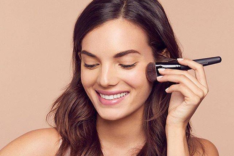 怎么才能让妆容服帖不卡粉技巧,怎么上妆不卡粉不浮粉还服帖