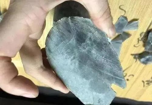 88万玻璃种原石,168万买原石一刀切出蛛网裂