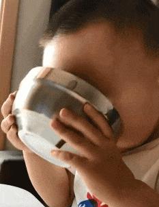 搞笑gif跟着妹子的节拍摇起来,敲锣打鼓甩头搞笑gif