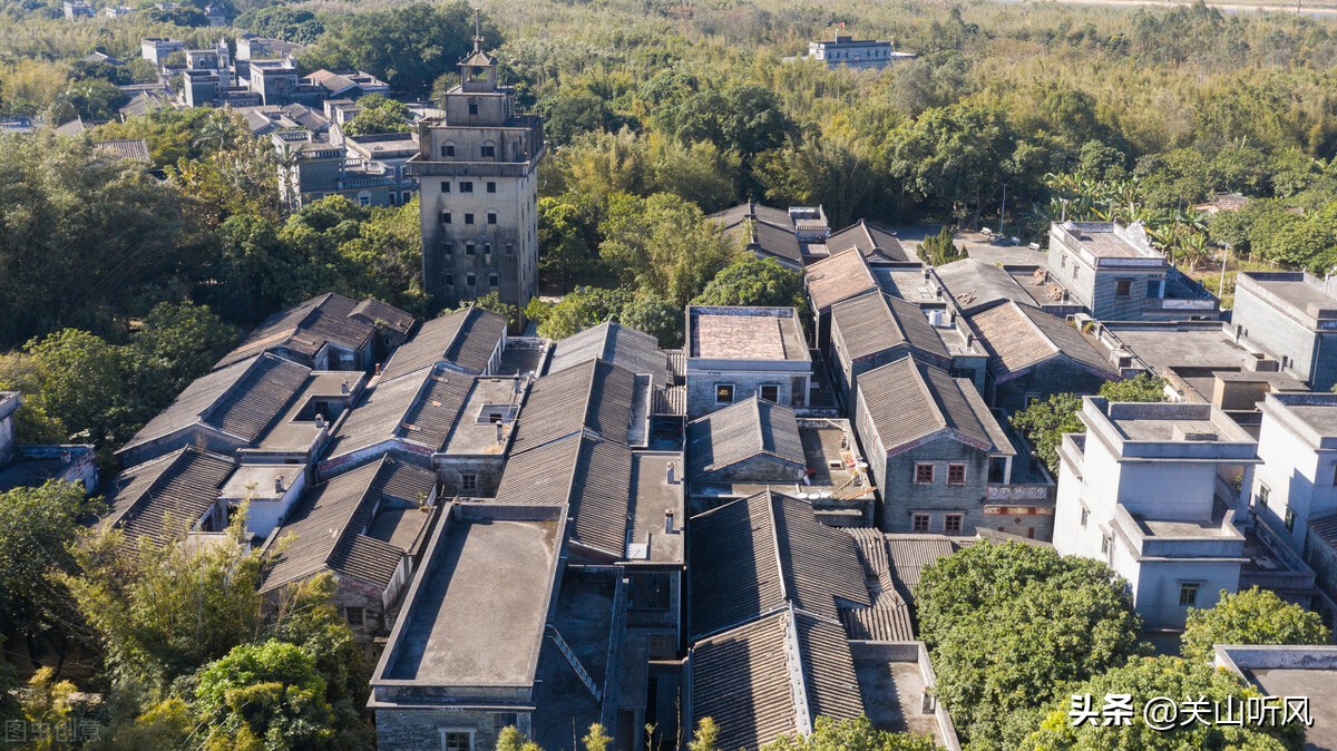 俗语两房夹一堂,两新夹旧的意思