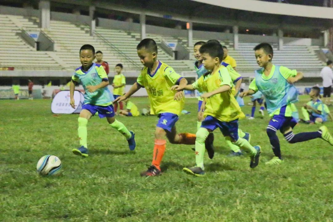 助力青少年足球普及,为青少年搭建篮球训练平台