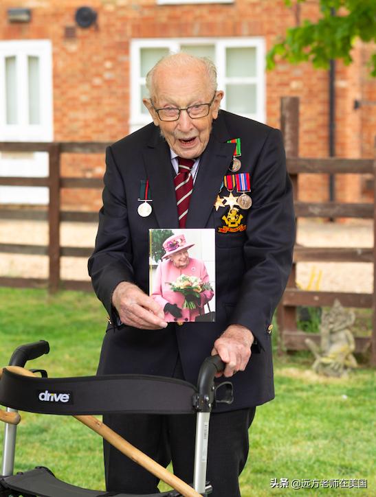 疫情之下，他的百岁生日盛况堪比英国女王