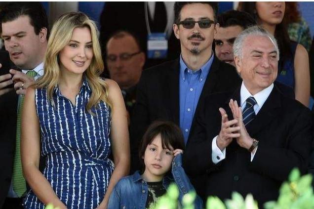 她被称巴西最美第一夫人，选美亚军出身，大胆穿围裹裙秀凹凸身材