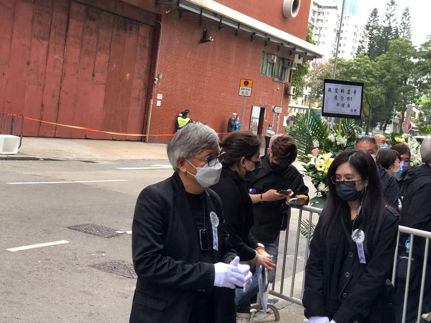 吴孟达丧礼现场直击：灵堂一片花海，周星驰第一个到场，刘德华、吴君如吊唁，影迷送行，家人用达叔金句致谢