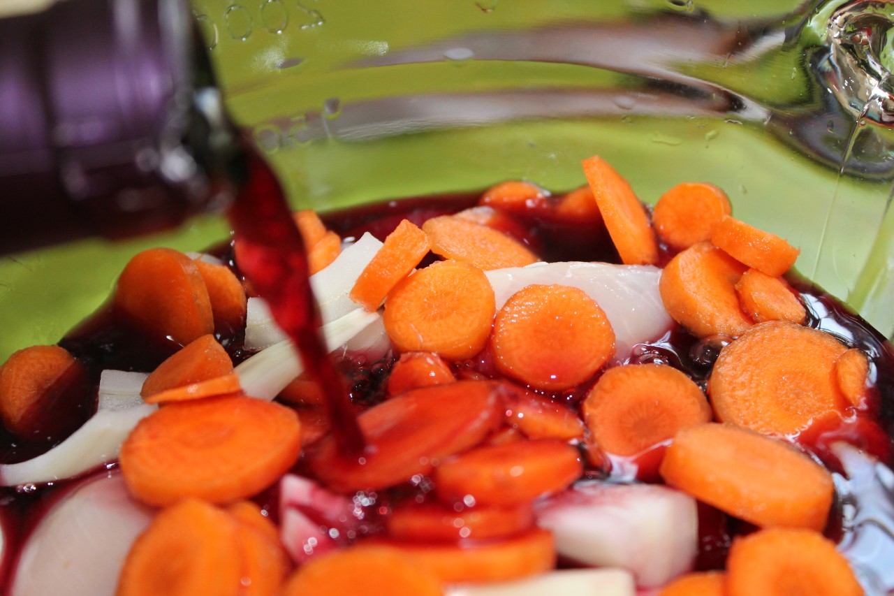 葡萄酒和什么吃了容易醉,葡萄酒和啤酒一起喝的危害