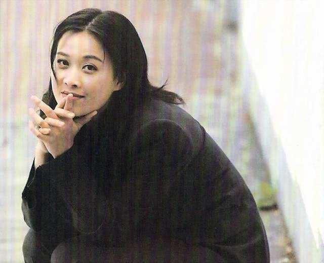 未婚先孕二嫁富豪，恩师偏心王菲说她傻，乐坛一姐那英经历了啥？