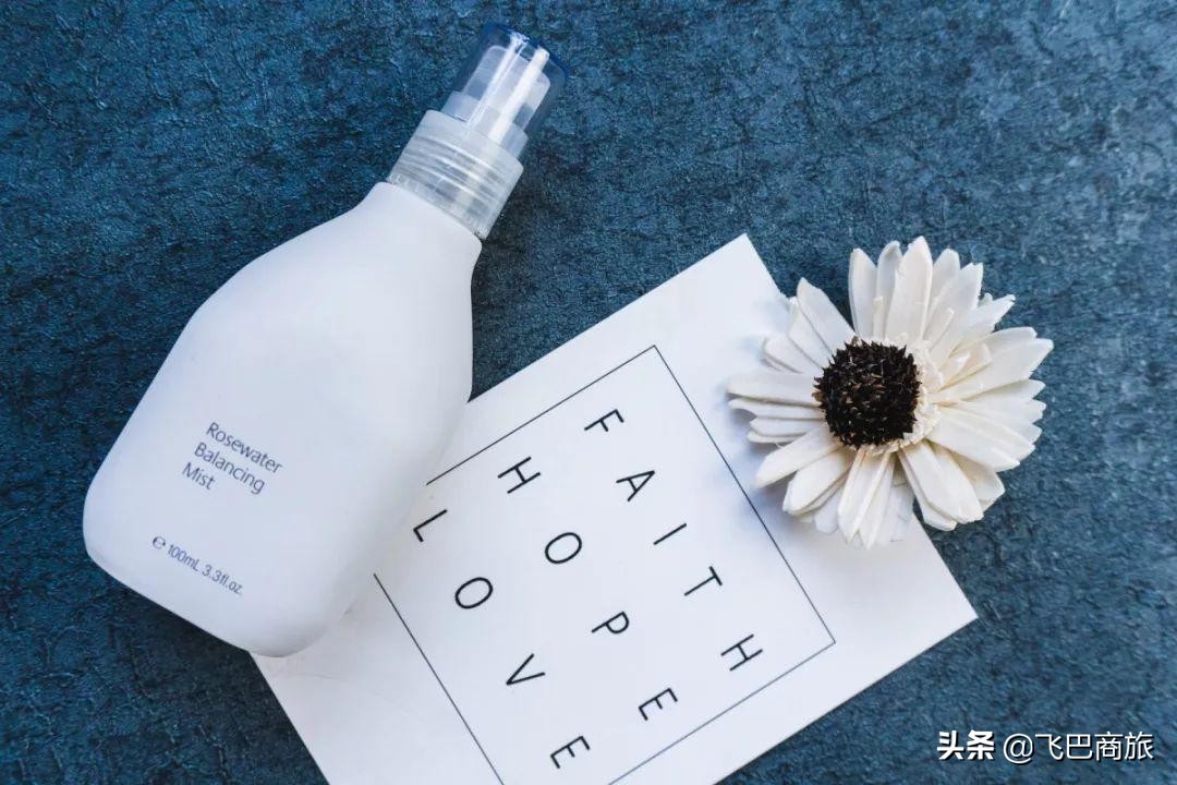 两男子飞机上吸烟被拘,两男子在飞机上吸烟被拘留