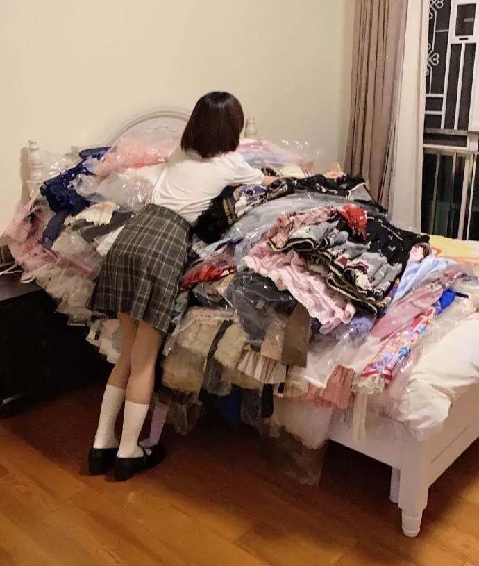 留学日本，做JK制服，二次元女孩用创业终结叛逆