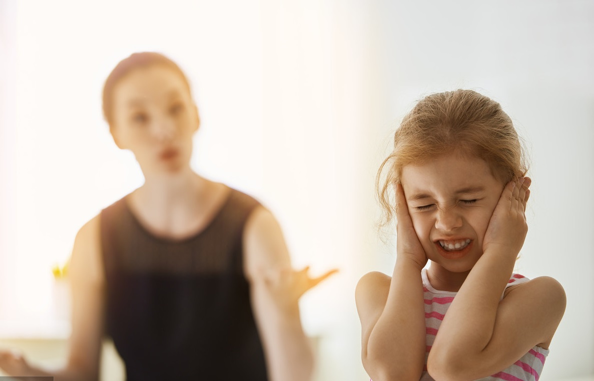 为买辅导书被亲妈掐得全身青紫，孩子哀求：我不买了，别打了