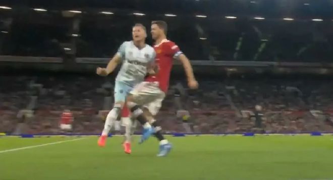 罕见！曼联大将用膝顶对手裆部裁判无视！英媒怒斥