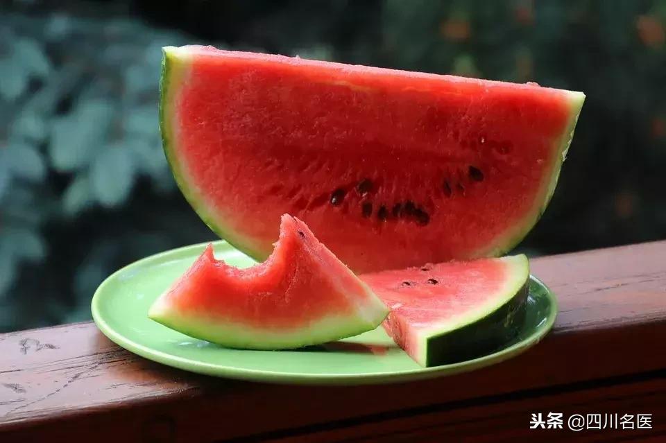 吃橘子不吐籽险丧命！这几种水果籽最好别咽