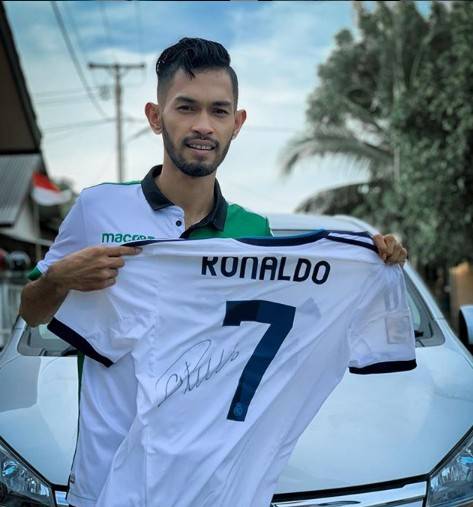 不是羡慕C罗能穿几万块的睡衣，而是羡慕他穿过的衣服能卖几万块