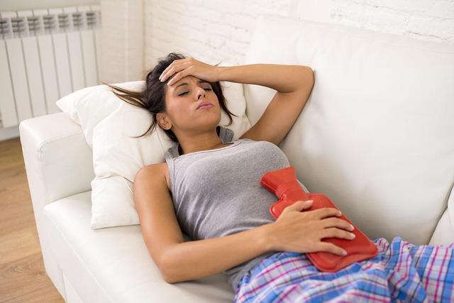 月经颜色会很深是排毒么,来月经是排毒的吗