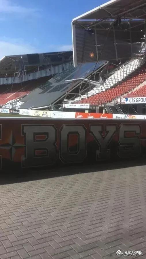 屋顶光伏造成屋顶开裂,屋顶太阳能光伏板烂了