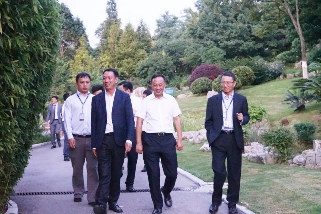 汪俊林送曹德旺郎酒,汪俊林曹德旺