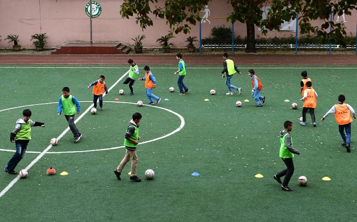 六岁女孩连续颠球超百个,六年级女孩连续颠球