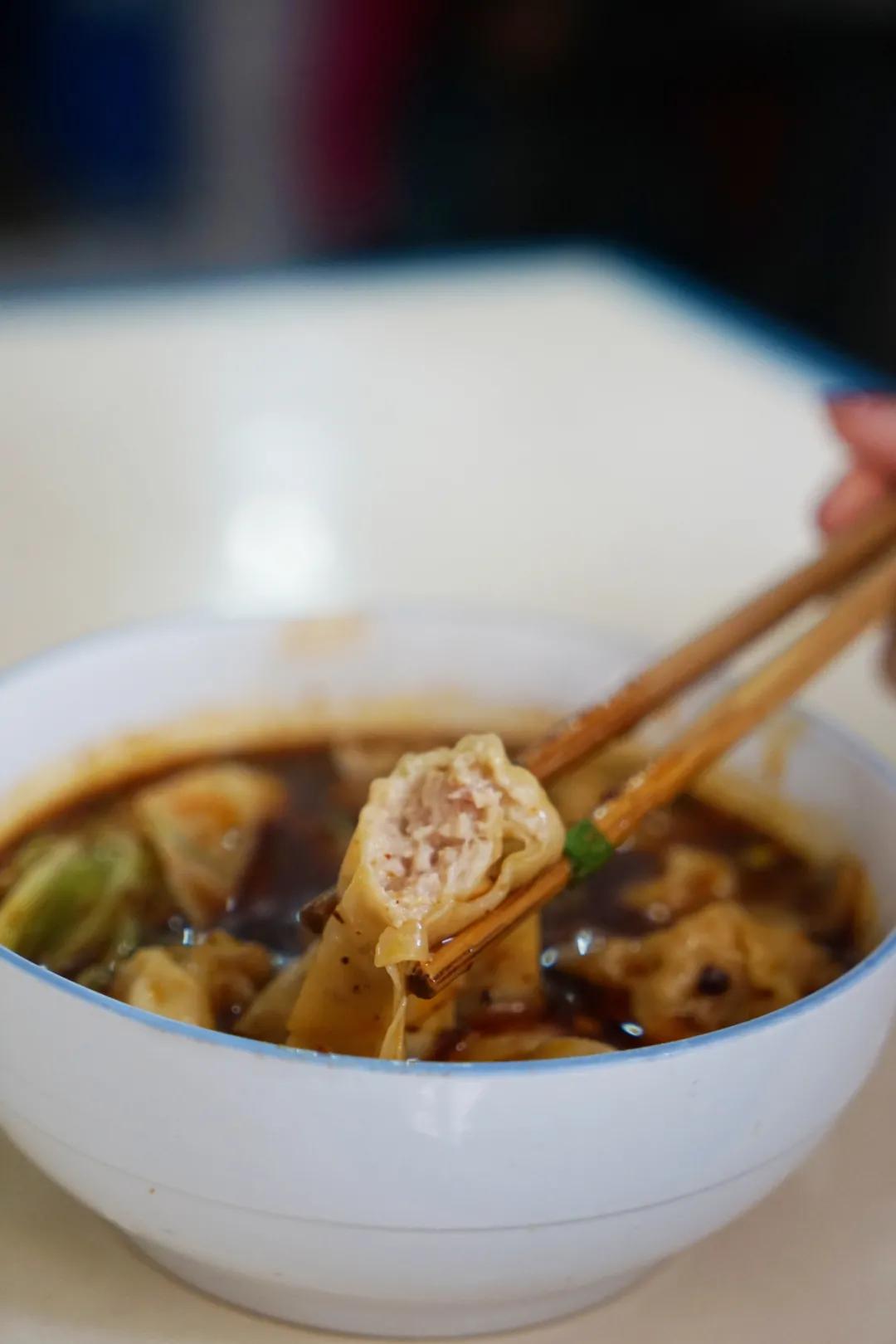 成都闹市区有家苍蝇馆子40平米,成都苍蝇馆子本地人推荐便宜好吃