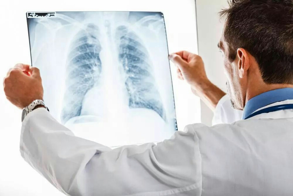 癌症病人胸腔积液后期会怎么排出,癌症病人出现胸腔积液怎么办