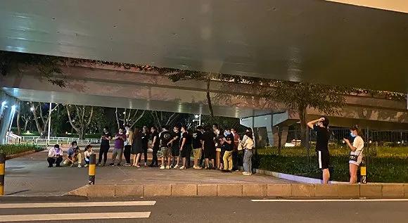 深圳最强臭豆腐摊：开豪车的食客与城管都在追它