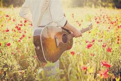 靠一把吉他年入百万，他20出头创业被骗，现成功翻身坐拥百万粉丝