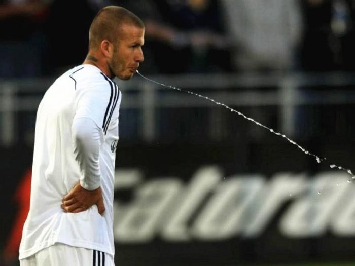 足球运动员喝了水吐了什么意思,足球运动员喝水吐出来