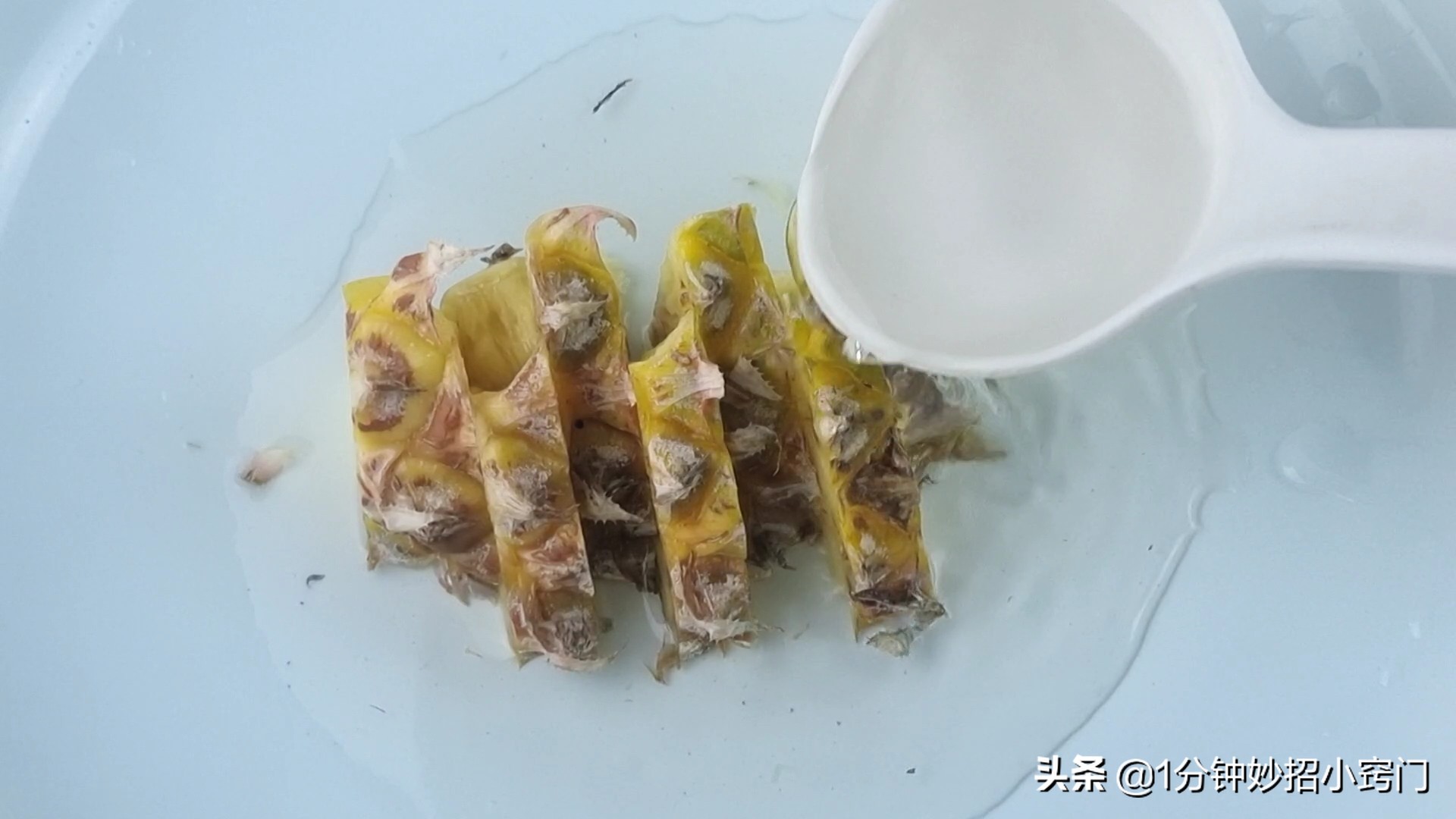 菠萝该怎么切不脏手,切菠萝不削皮的小窍门