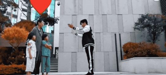 蔡少芬张晋全家福上热搜，三胎儿子“唐装”出镜，年味儿十足