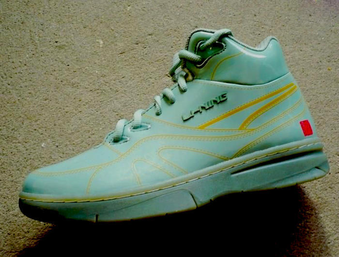 李宁第一双篮球鞋！937归来：中底䨻缓震，鞋面新科技，帅爆了