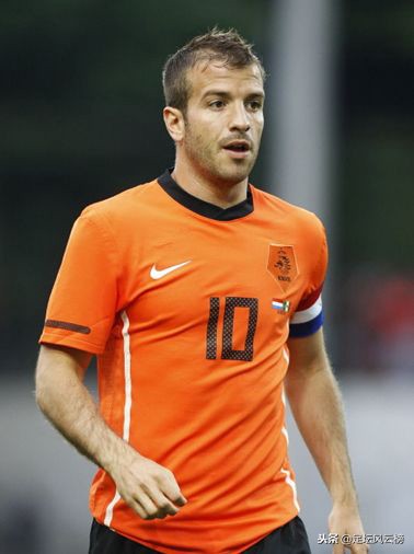 他曾用一记蝎子摆尾式进球震惊世界足坛，今35岁选择正式退役！