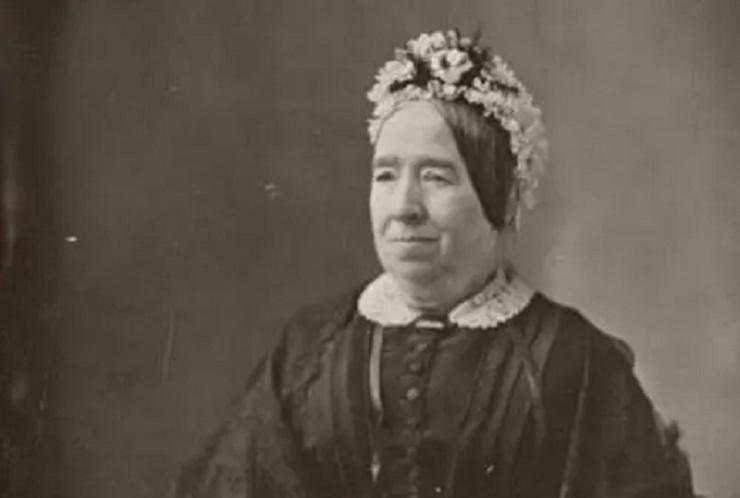 美国第一宅女继承34亿财产，将自己锁在公寓80年，一生只爱洋娃娃