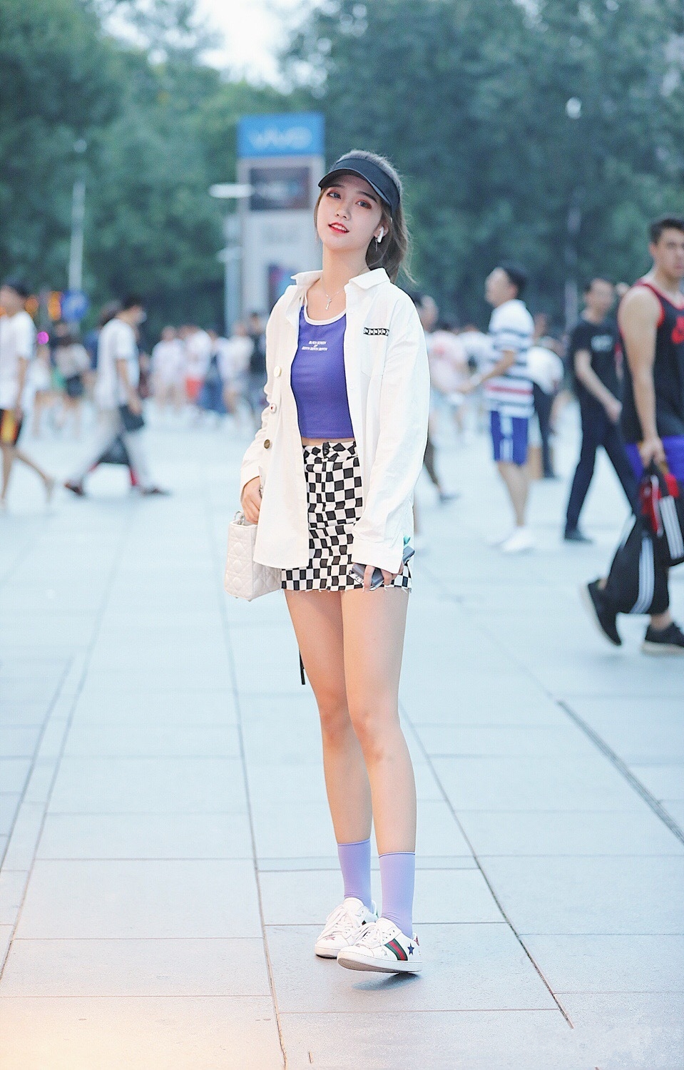 怀念当“足球宝贝”的日子，逛街还穿“工作服”，够敬业！