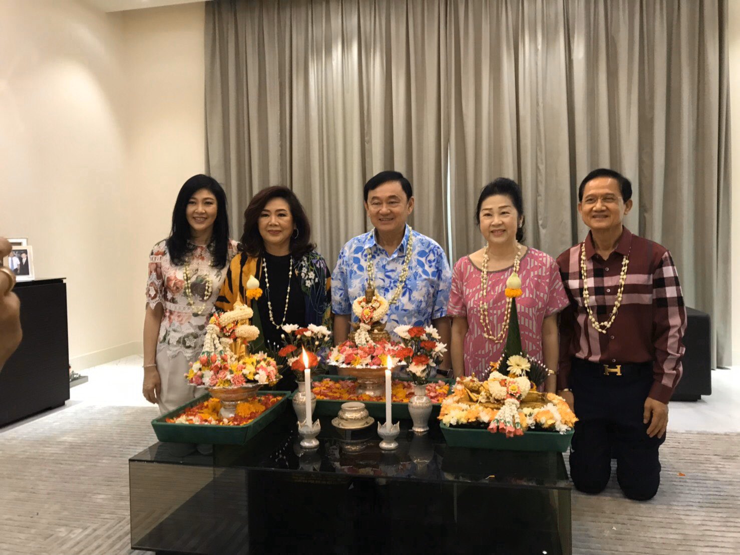 53岁泰国前总理英拉好年轻啊！穿爱马仕拖鞋逛超市，一身都是名牌