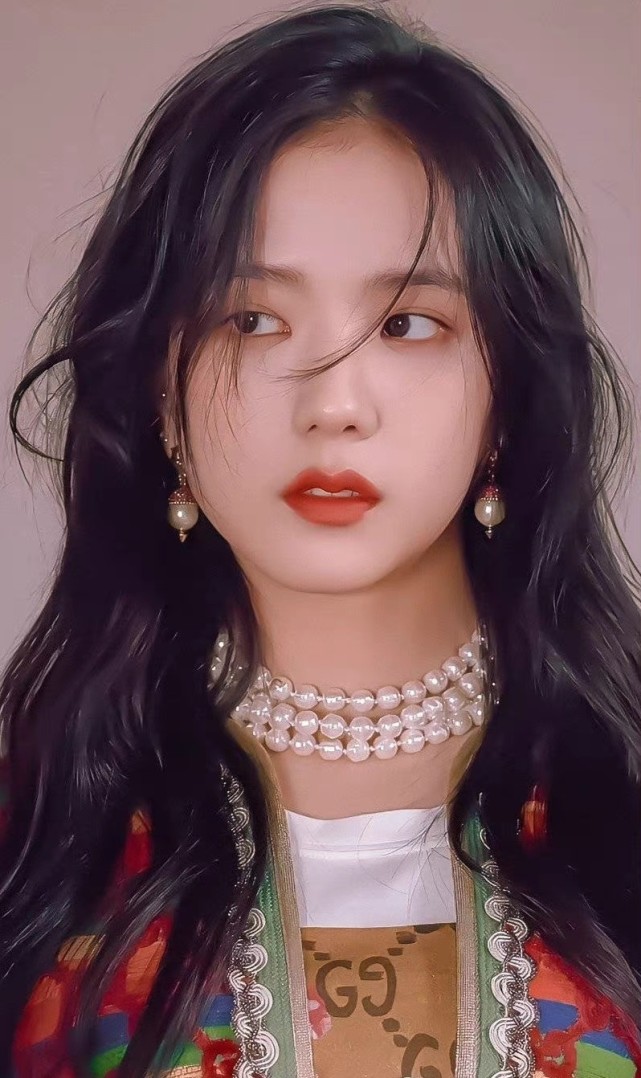 金智秀孙兴慜被曝恋情，网友扒出众多同款，女方曾专门去看比赛