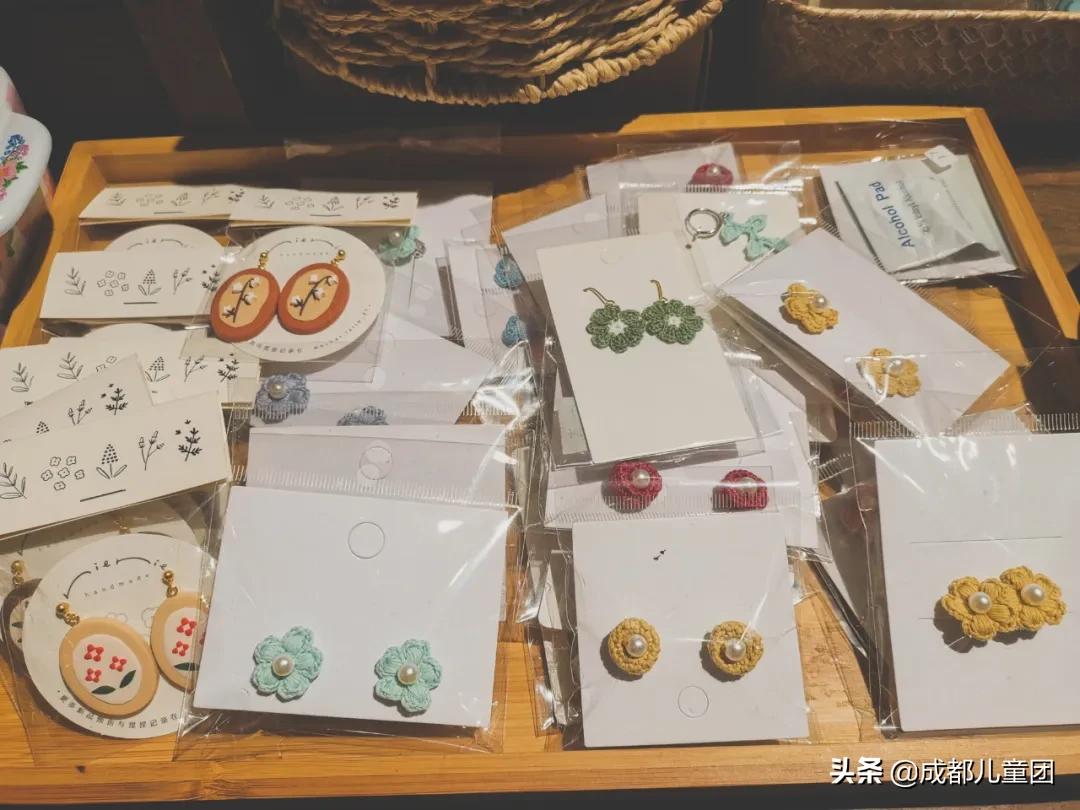 在成都这些小众的杂货铺里，藏着女娃娃最乖的头花