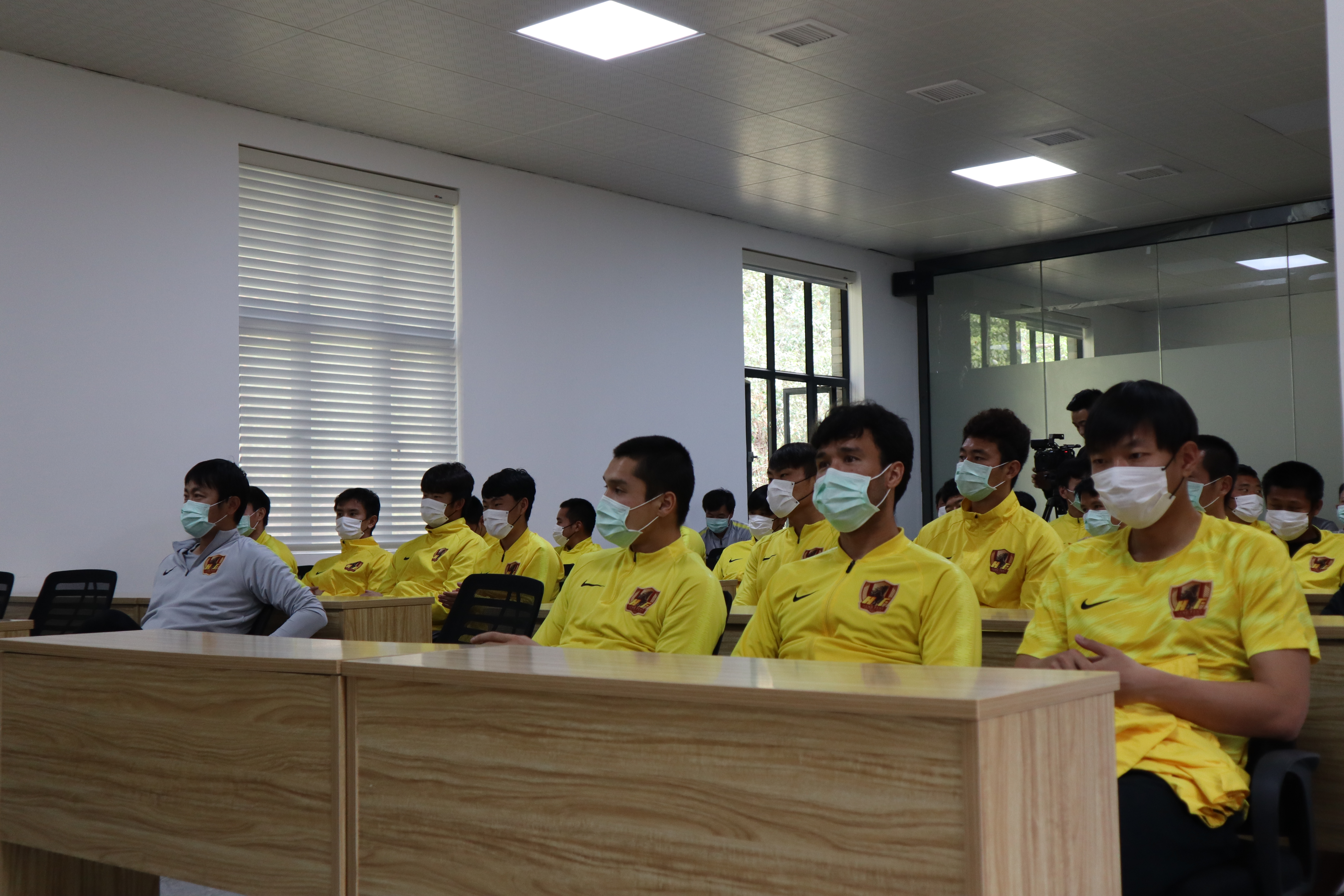 有序复工复产丨文筱婷董事长率队到都匀看望慰问一线队及各级梯队