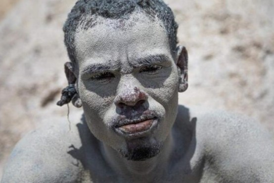 非洲高危职业：一天2次，每天60元，3年时间足够使人又聋又瞎