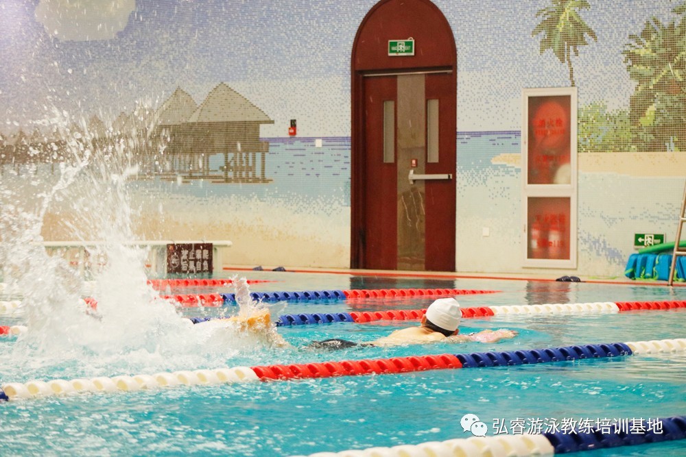 怕耳朵进水怎么学习游泳,怎么克服游泳时耳朵进水的恐惧