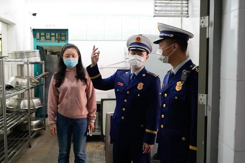 消防大队开展学校消防安全大排查,公安局到我校开展消防安全大检查