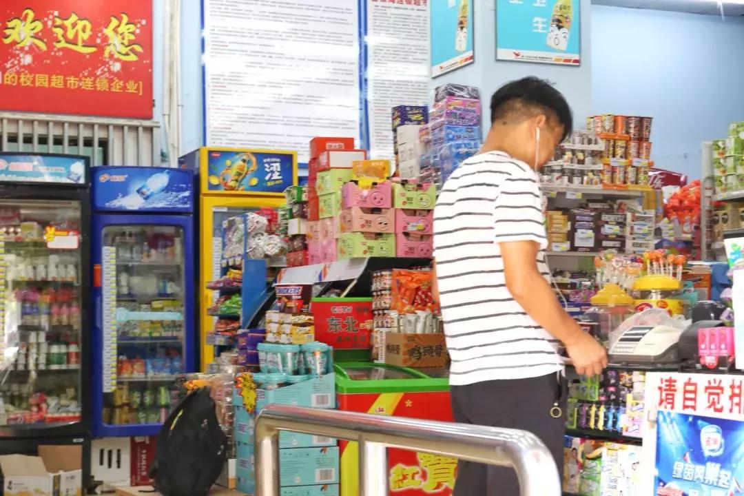 很多人挤破脑袋都想进的学校,万千学子挤破脑袋都要进大学