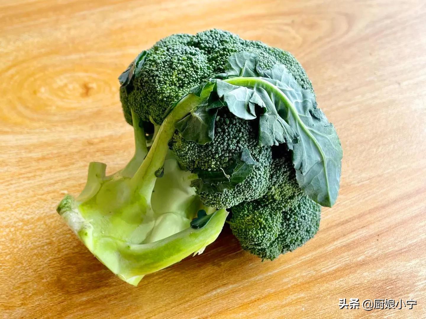 年夜饭西兰花招财,年夜饭必备的家常菜西兰花酿虾滑