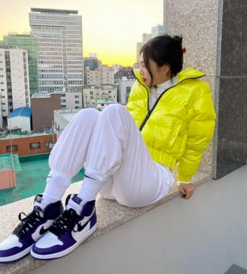 穿上球鞋比泫雅还顶？韩国又一女鞋头崛起，网友称她“性感*弹炸**”