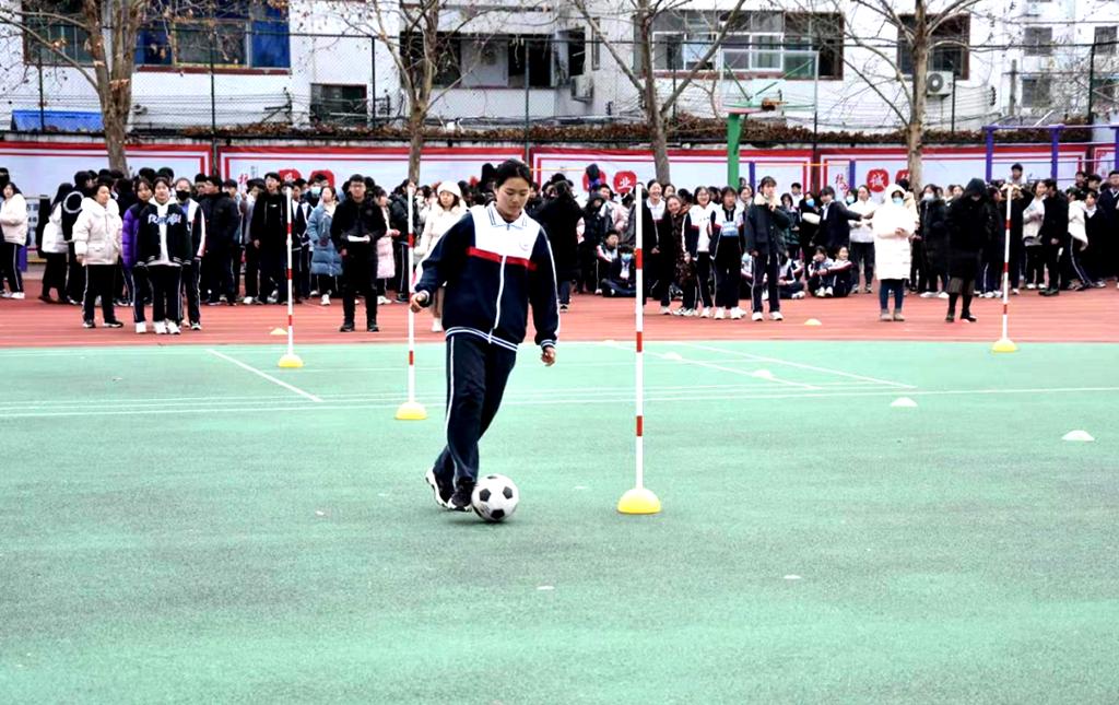 团结协作足球,小学足球绕杆考评