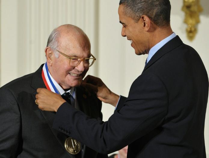 强力胶之父的无心之作：越战美军军医必备的止血*剂喷**