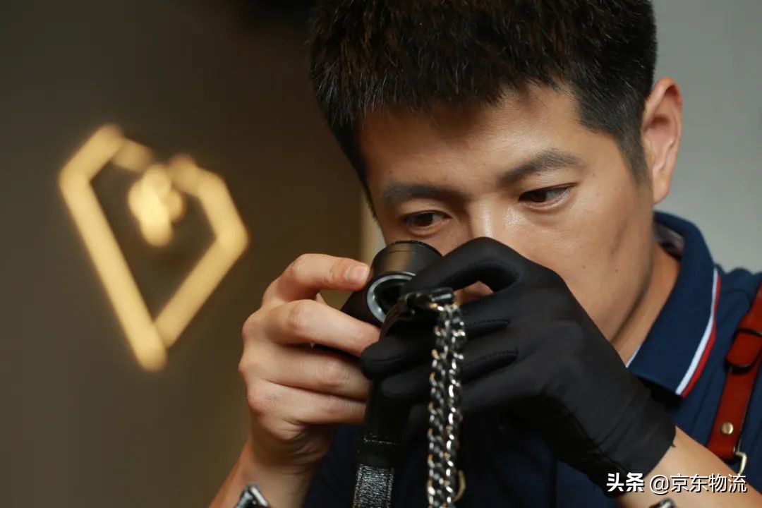 “七夕前我在京东买了个名牌包包，没想到赠品居然是……”