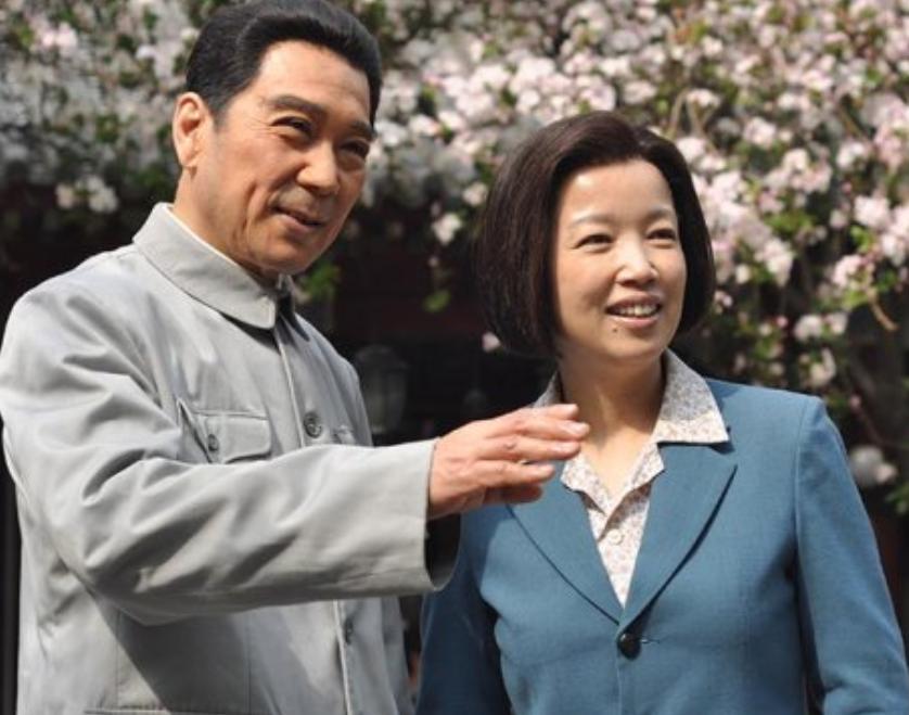 从央视主持人，到23年只饰演周总理夫人，黄薇因4次意外改变命运