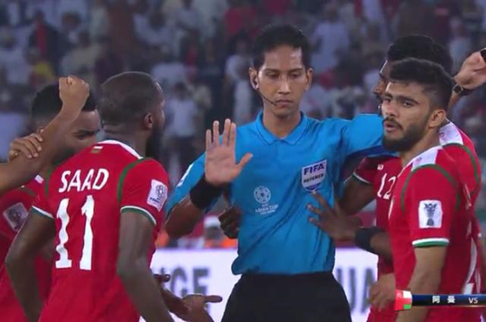 日本球员尊重球场,日本主帅不满点球改判