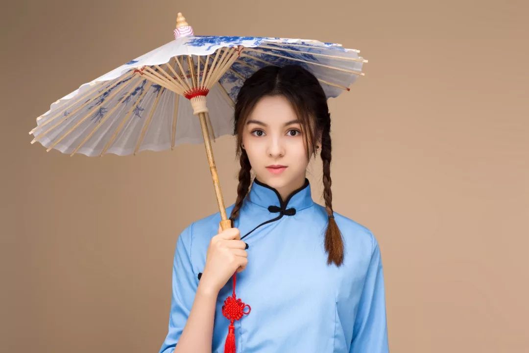 刘雯何穗个人简介,刘雯何穗奚梦瑶走秀视频